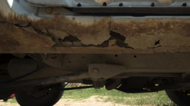 Głęboka rdza na korpusie szarego starego samochodu. Rdza i dziura korozyjna na starej, zużytej, malowanej metalowej powierzchni. Naprawa części ciała. Konieczność naprawy. — Wideo stockowe