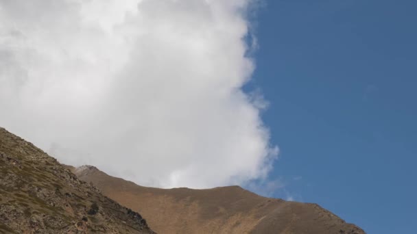 Széles szögben esti szürkület a hegyekben, miután a nap egyedülállóan alacsony kulccsal elszíneződött a felhők mozgása timelapse a hegyekben — Stock videók