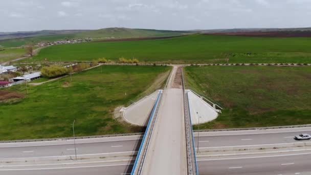 Autobahn mit Verkehr auf dem Land. Vorstädtischer Breitbandausbau mit Autos und Lastwagen. Reisen und Transport. Luftaufnahme Vogelperspektive. Hochwertige 4k-Videos. — Stockvideo