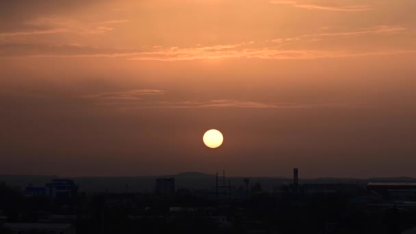 Pôr do sol timelapse sobre os arredores de uma pequena cidade com nuvens em movimento no céu e tons de laranja teal. Efeito Zoom — Vídeo de Stock