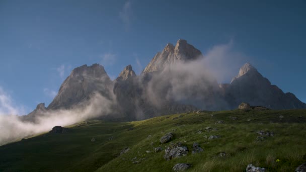 Un soir d'été, au coucher du soleil, le paysage vidéo d'été recouvre des falaises épiques. Prairies verdoyantes avec herbe au pied des montagnes rocheuses — Video