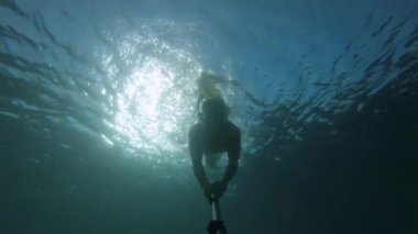 Harika bir yüzücü olan atletik beyaz bir erkek tarafından çekilen sualtı selfie 'si. Deniz ya da okyanus tarafından serbest dalış ve rahatlama kavramı