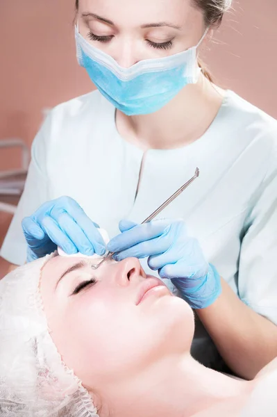 Primo piano Pulizia professionale del viso. Procedura meccanica di pulizia del viso. Peeling della pelle del viso. — Foto Stock