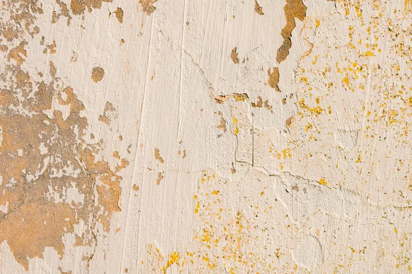 Old painted cracked wall with peeling paint. Grunge background. Expressive texture — Foto de Stock