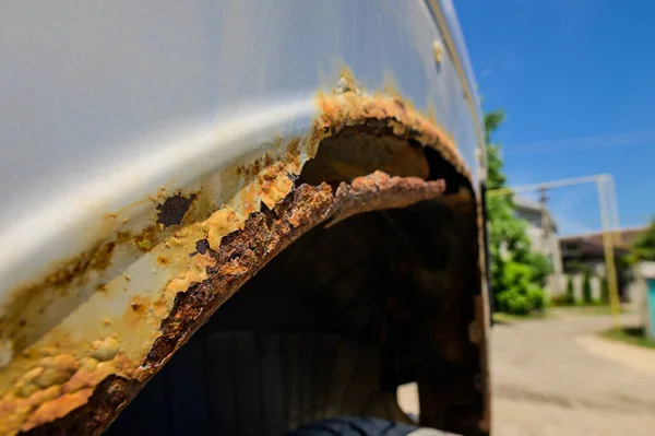 Rostiga hjulhus på bilen. bilkorrosion. Bakgrund för svetsarbete vid restaurering av karossen — Stockfoto
