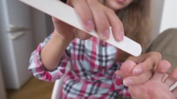 Uma jovem caucasiana está a fazer uma pedicura em casa. Cuidado de unhas e dedos dos pés. Cuidar da saúde dos pés — Vídeo de Stock