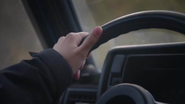 Крупним планом жива камера рукою молодої білої жінки на кермі ретро-автомобіля, який їде в горах — стокове відео