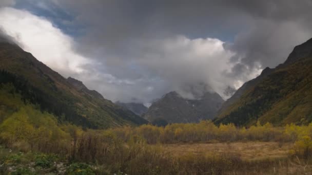 Imagen de alto rango dinámico valle de montaña de otoño con nubes de trueno. Panorama vida cámara en vivo de mano — Vídeos de Stock