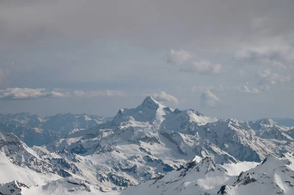 没人高加索山脊的顶部是斯塔夫勒山。从俄罗斯Elbrus山、 Kabardino-Balkaria看问题. — 图库照片