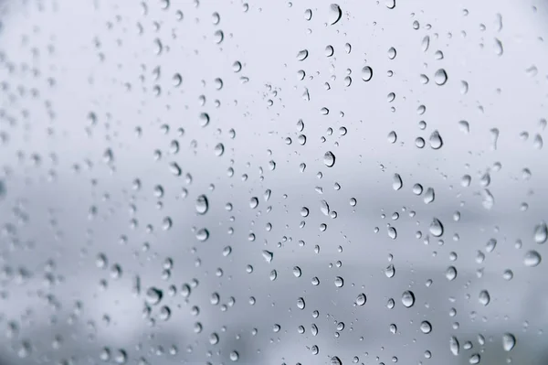 Капли дождя на стекло холодного цвета. Мягкий фокус холодный день дождя — стоковое фото
