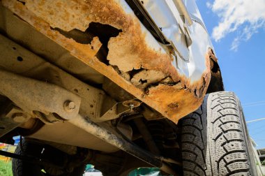 Vücudunun paslı kısmı aşındırılmış. Vücut tamiri gerektiren arabalar için arka plan