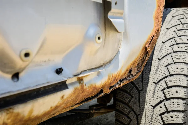 Partie rouillée de la carrosserie avec corrosion traversante. Contexte pour les voitures nécessitant une réparation de carrosserie — Photo