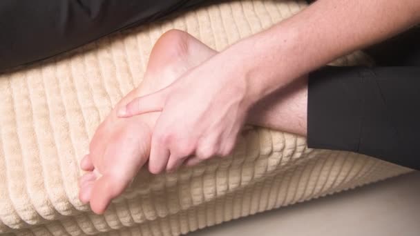 Närbild vit ung man som gör fotmassage. En professionell massör visar korrekt genomförande av massage av ytan av foten — Stockvideo