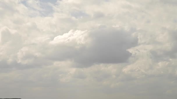 Bewegungswolken bilden. Geschwollene flauschige weiße Wolken am Himmel im Zeitraffer. langsam ziehende Wolken. B Roll Footage Cloudscape Zeitraffer bewölkt. Aufnahmen Zeitraffer Natur 4k. Hintergrund Gottesdienste christliches Konzept. — Stockvideo