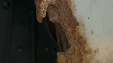 Gri, eski bir arabanın üzerinde derin bir pas var. Eski, yıpranmış metal yüzeydeki pas ve aşınma deliği. Vücut parçaları tamiri. Tamir gerekiyor..