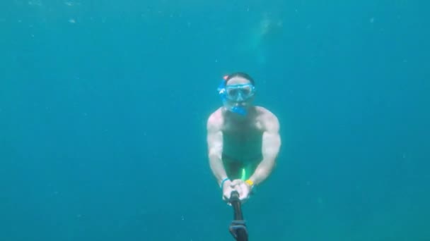 Υποβρύχια selfie λαμβάνονται από έναν αθλητικό Καυκάσιο άνδρα ο οποίος είναι ένας πολύ καλός κολυμβητής. Ελεύθερη κατάδυση και χαλάρωση έννοια από τη θάλασσα ή τον ωκεανό — Αρχείο Βίντεο