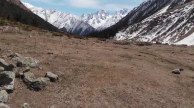 Dağlarda sonbaharda bir patika ve taşlar olan bir vadi üzerinde alçak uçuş. Hava görünümü