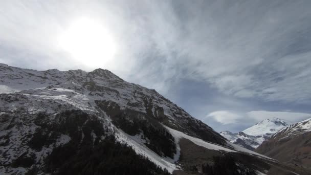 4 na aktuální video východní strany Elbrusu z rokle Irikchat na začátku jara se zasněženým severním svahem rokle. — Stock video