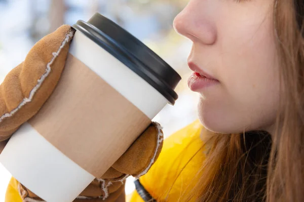 Pessoas, temporada, bebidas e conceito de lazer - close-up da mão mulher com xícara de café ao ar livre no inverno — Fotografia de Stock