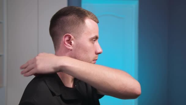 Detailní záběr mladého bělocha provádějícího myofáziální sebemasáž s masážní koulí u stěny. Rozlišení 4k — Stock video