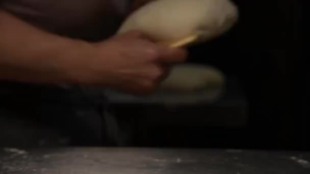 Nahaufnahme von Bäckerinnen beim Kneten traditioneller Rezepte, die Brot backen, auf schwarzem Hintergrund 4k Filmmaterial. Zeitlupe — Stockvideo