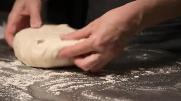 Cinematica telecamera dal vivo girato mani femminili di un panettiere con movimenti rapidi professionali impasta la pasta di un pane pane artigianale prima di cuocere — Video Stock