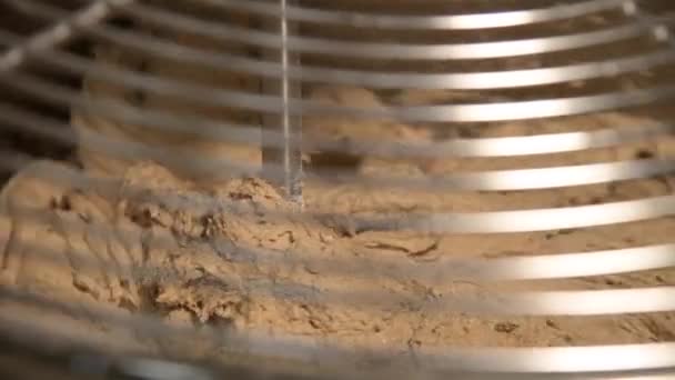 A gyúrógép gyúrja a tésztát kézműves kenyér sütéséhez. 4k felbontás — Stock videók