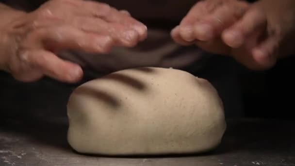Közelkép péksütemény szakács nők kezét gyúró hagyományos recept sütés kenyér, fekete háttér 4k felvételek. Lassú mozgás. — Stock videók