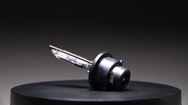 Bir ksenonun yakın plan farı ampulü. Döndürme kısmı gradyan gri arkaplanda.