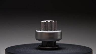 Yeni parçalar dönüyor. Gri bir arka planda motoru çalıştırmak için Bendix başlangıç vites sürücüsü. Klasik bir vites sürücüsü tork iletir