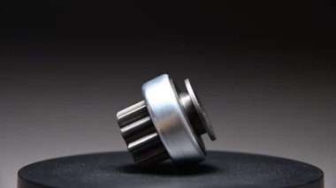 Yeni parçalar dönüyor. Gri bir arka planda motoru çalıştırmak için Bendix başlangıç vites sürücüsü. Klasik bir vites sürücüsü tork iletir