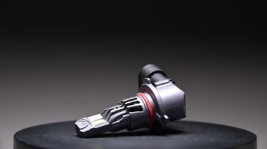 Yeni yedek parça siyah bir gradyan arka planda döner. Bir araba ampulü. hb3 Öncülüğünde