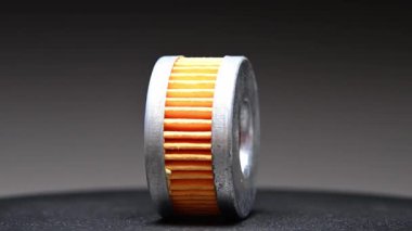 Bir otomotiv yakıt sisteminin gaz azaltıcısı için yeni bir LPG filtresi. Gri bir gradyan arkaplan üzerinde döndürme