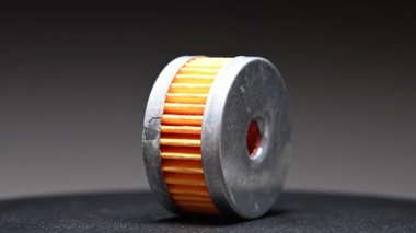 Yeni araba parçaları. Yeni bir LPG gaz indirgeyici filtresi siyah bir gradyan arkaplan üzerinde döner.