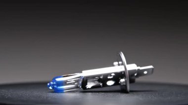 Yeni H1 yüksek ışın ampulü siyah bir gradyan arkaplan üzerinde döner. Yeni bölümler video görüntüleri.