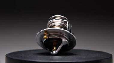 Arkaplanda yeni bir termostat var. Yeni parça sığ bir alan derinliği ile döner