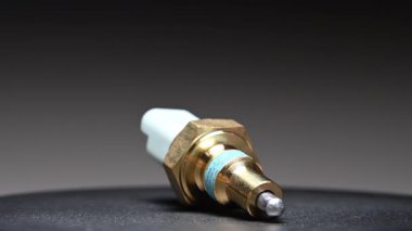 Araba vites kutusunda yeni bir mekanik ters vites sensörü. Siyah eğimli bir arkaplanda döndürme