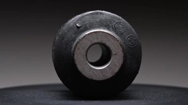 Eğim arkaplanı üzerinde dönen bir çalılığın videosu. Kauçuk ve metal bir çalı. Yeni bölümün gözden geçirilmesi