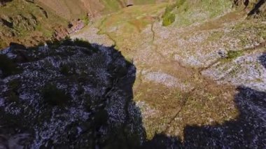 Dalın. Yüksek irtifa şelalesi, FPV İHA ile yüksek hızda alçalma. Suyun yanına düş. FPV insansız hava aracı ile çekildi.