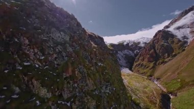 Dalın. Yüksek irtifa kayalık geçit, FPV İHA ile yüksek hızda alçalma. Uçurumun kenarına düş. FPV insansız hava aracı ile çekildi.