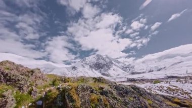 Dalın. Yüksek irtifa kayalık geçit, FPV İHA ile yüksek hızda alçalma. Uçurumun kenarına düş. FPV insansız hava aracı ile çekildi.