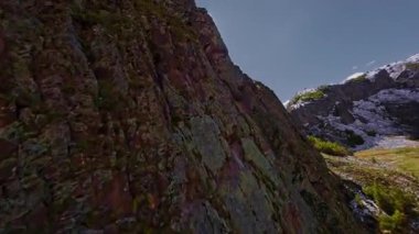 Dalın. Yüksek irtifa kayalık geçit, FPV İHA ile yüksek hızda alçalma. Uçurumun kenarına düş. FPV insansız hava aracı ile çekildi.