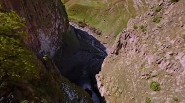 Dalın. Yüksek irtifa şelalesi, FPV İHA ile yüksek hızda alçalma. Suyun yanına düş. FPV insansız hava aracı ile çekildi.