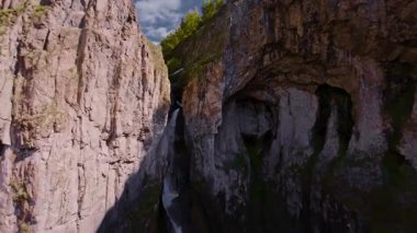 Dalın. Yüksek irtifa şelalesi, FPV İHA ile yüksek hızda alçalma. Suyun yanına düş. FPV insansız hava aracı ile çekildi.