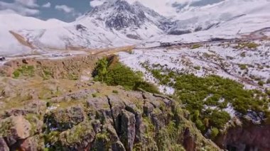 Dalın. Yüksek irtifa kayalık geçit, FPV İHA ile yüksek hızda alçalma. Uçurumun kenarına düş. FPV insansız hava aracı ile çekildi.