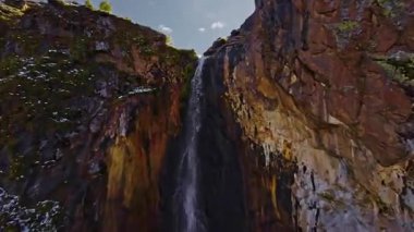 Dalın. Yüksek irtifa şelalesi, FPV İHA ile yüksek hızda alçalma. Suyun yanına düş. FPV insansız hava aracı ile çekildi.