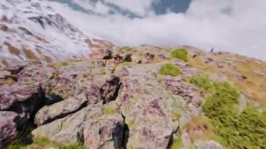 Dalın. Yüksek irtifa kayalık geçit, FPV İHA ile yüksek hızda alçalma. Uçurumun kenarına düş. FPV insansız hava aracı ile çekildi.