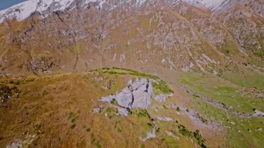 Dalın. Yüksek irtifa kayalık geçit, FPV İHA ile yüksek hızda alçalma. Uçurumun kenarına düş. FPV insansız hava aracı ile çekildi.