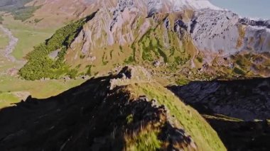 Dalın. Yüksek irtifa kayalık geçit, FPV İHA ile yüksek hızda alçalma. Uçurumun kenarına düş. FPV insansız hava aracı ile çekildi.