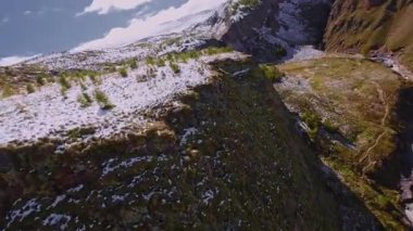 FPV insansız hava aracı ile hava fotoğrafçılığı. Yüksek hızlı dalış ve yüksek dağlardaki bir uçurumdan kayma. Bir FPV İHA ile dinamik bir atış. Hız kavramı